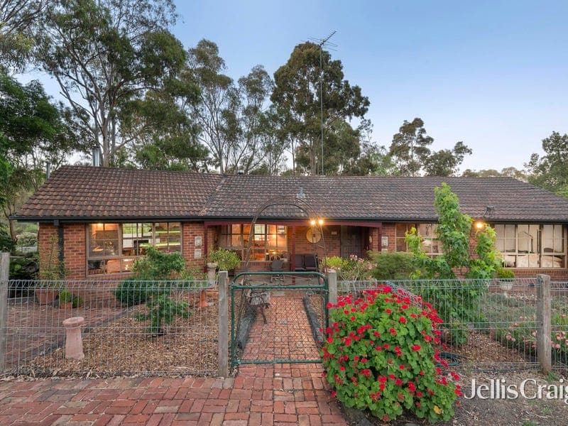 27 Warrington Crescent, Wattle Glen