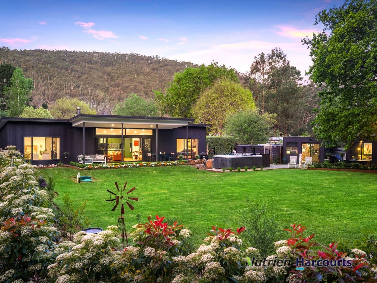 19 Riverside Crescent