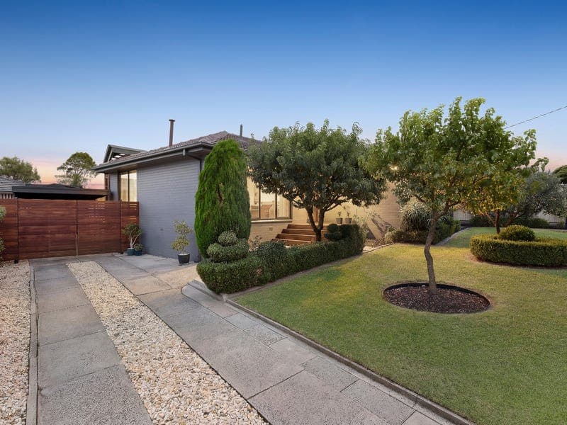 17 Monash Crescent, Clayton South