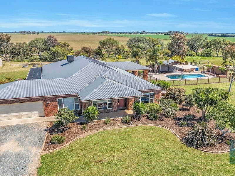 1318 Simmie Road, Strathallan