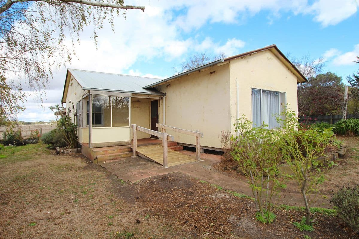 8 Robertsons Lane