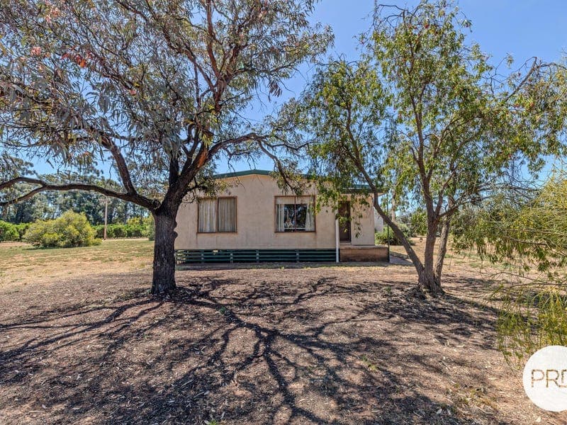 273 Iraak Lake Road, Iraak