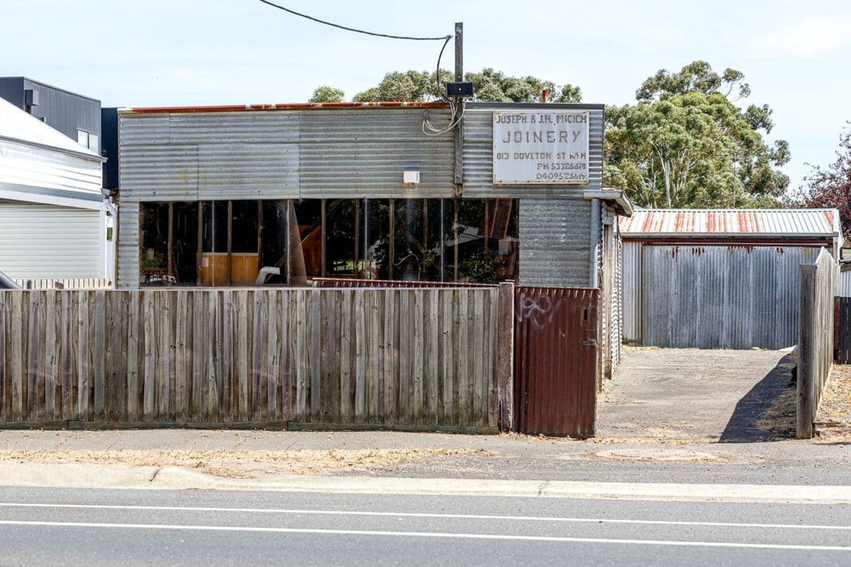 813 Doveton Street North