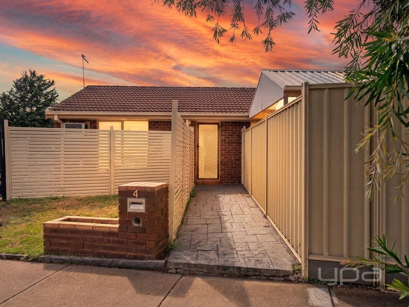 4 Pinnacle Crescent, Brookfield