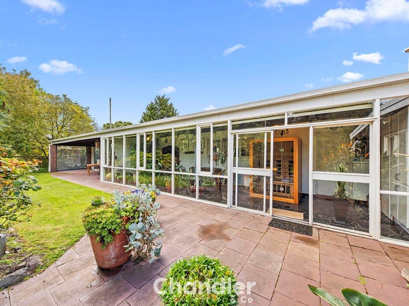 8 Sunset Strip, Silvan