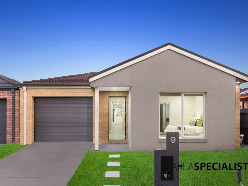 9 Banjo Circuit, Lynbrook