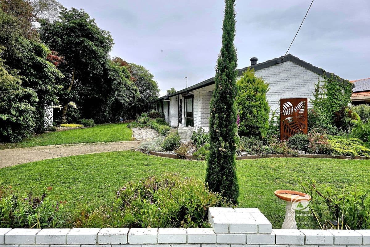 32 HOSIE STREET