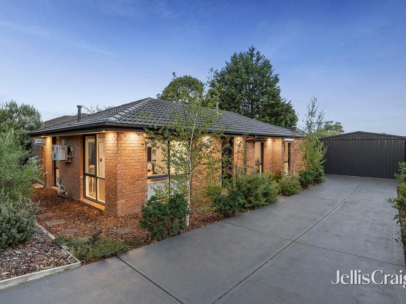 8 Shrubby Walk, Croydon South