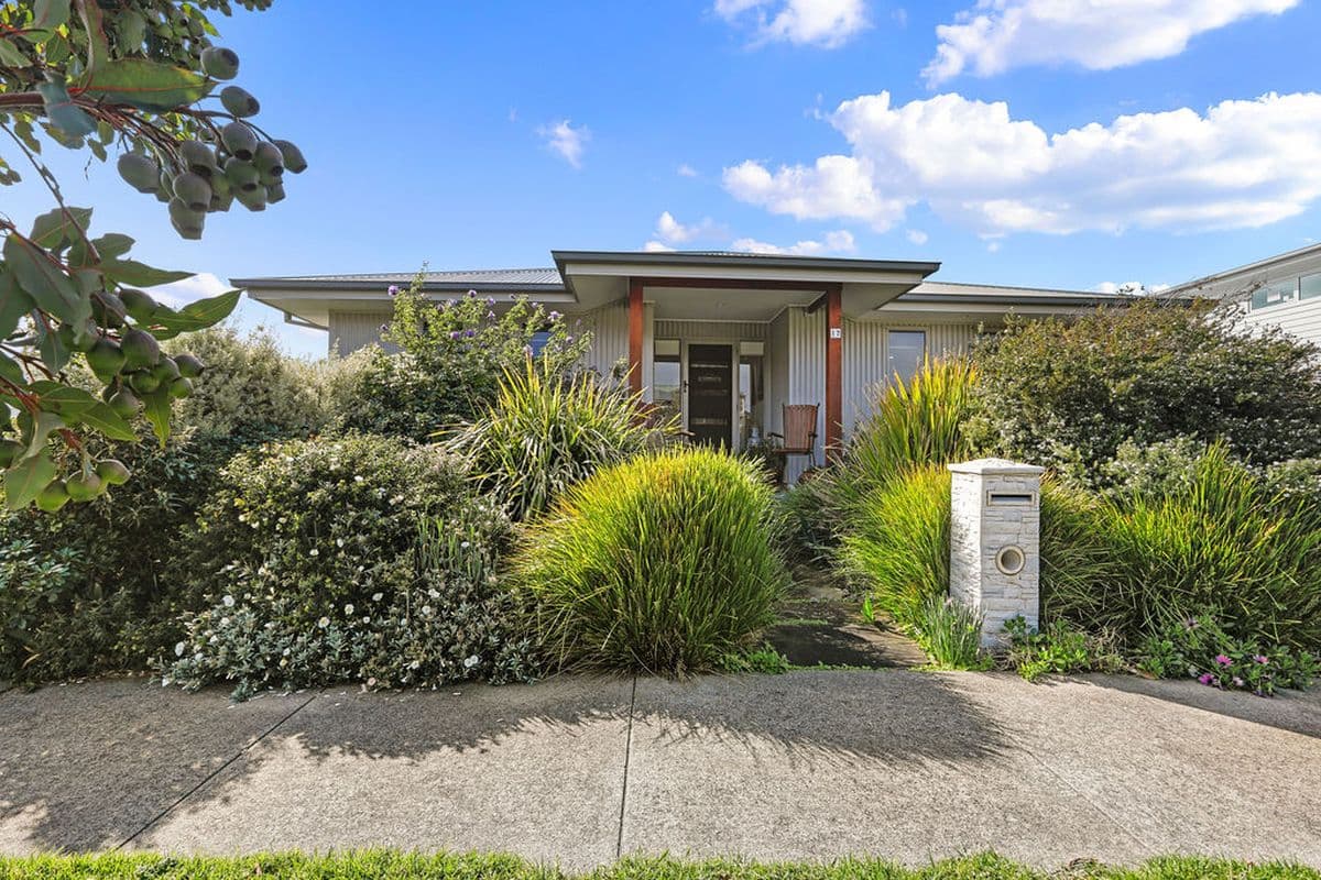 17 Dolphin Court