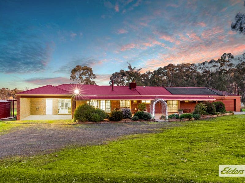 61 Cruikshank Drive, Bagshot