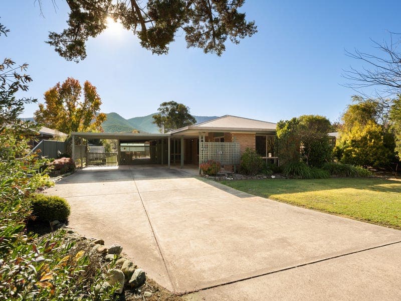 17 Service Street, Porepunkah