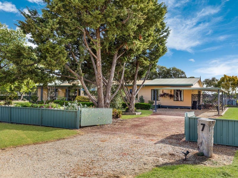7 Drydens Road, Mcmillans