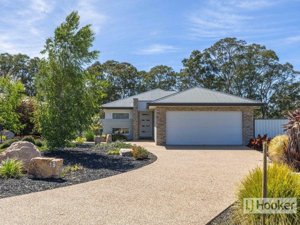 19 AQUABELLA DRIVE