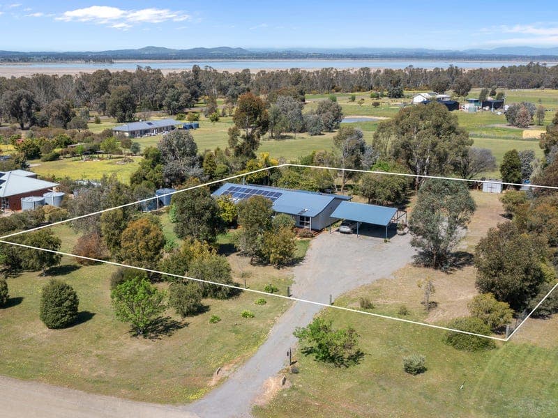 21 LAKESIDE DRIVE