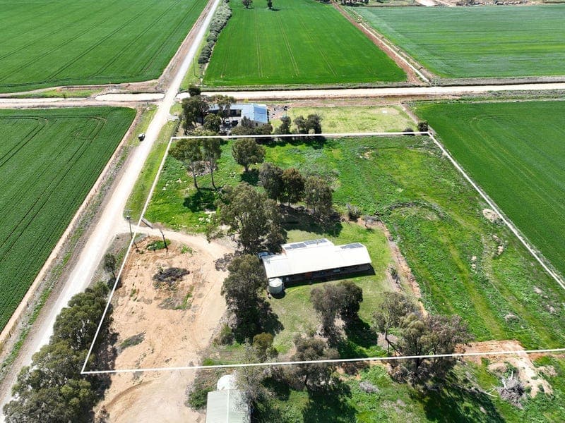 406 Larissa Road, Naring