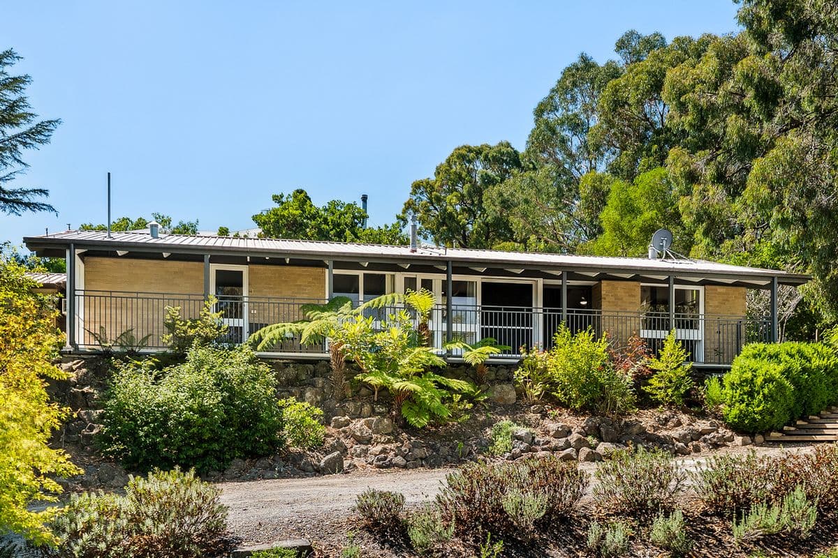 8 Beaconsfield Emerald Road