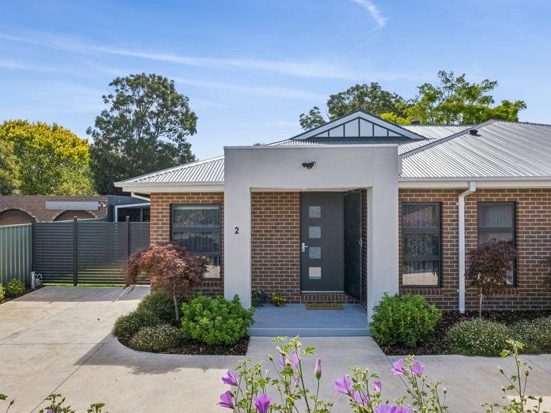 2/15 Worcester Road, Gisborne