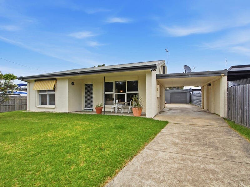 18 Long Street, Lakes Entrance