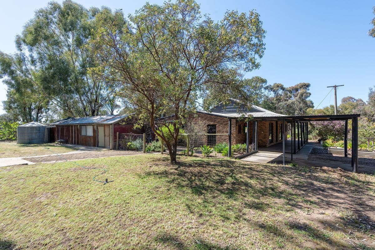 11 Salisbury Woorak Road