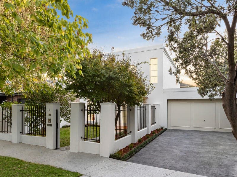 7 Carrington Grove, Brighton East