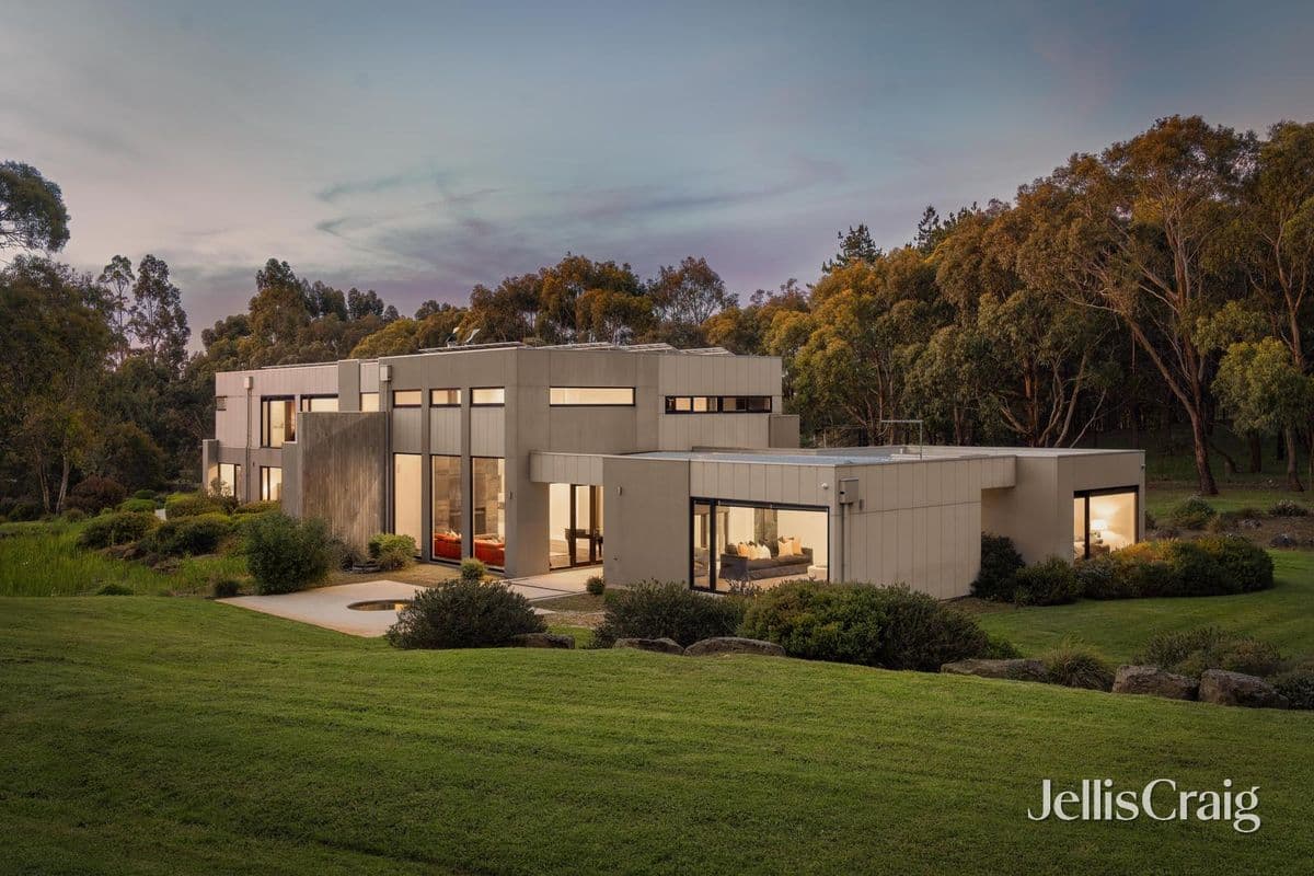 19 PYRENEES VISTA CLOSE